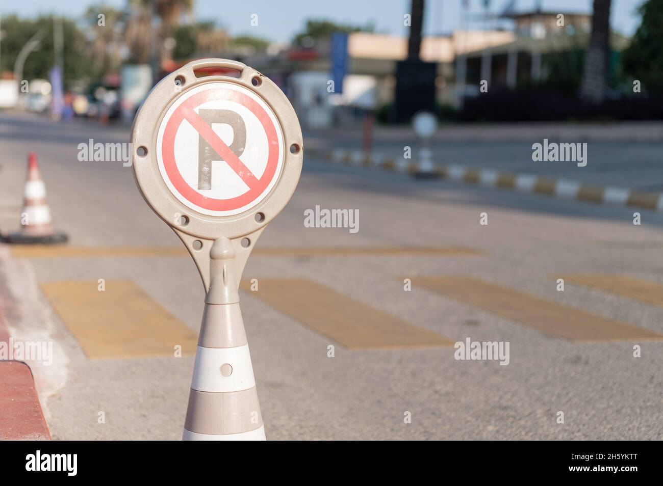 cône d'avertissement sur une interdiction de stationnement de l'automobile et des voitures. panneau de sécurité routière sur la route de la ville. symbole d'avertissement de danger sur la voie urbaine pour les voitures. contrôle Banque D'Images