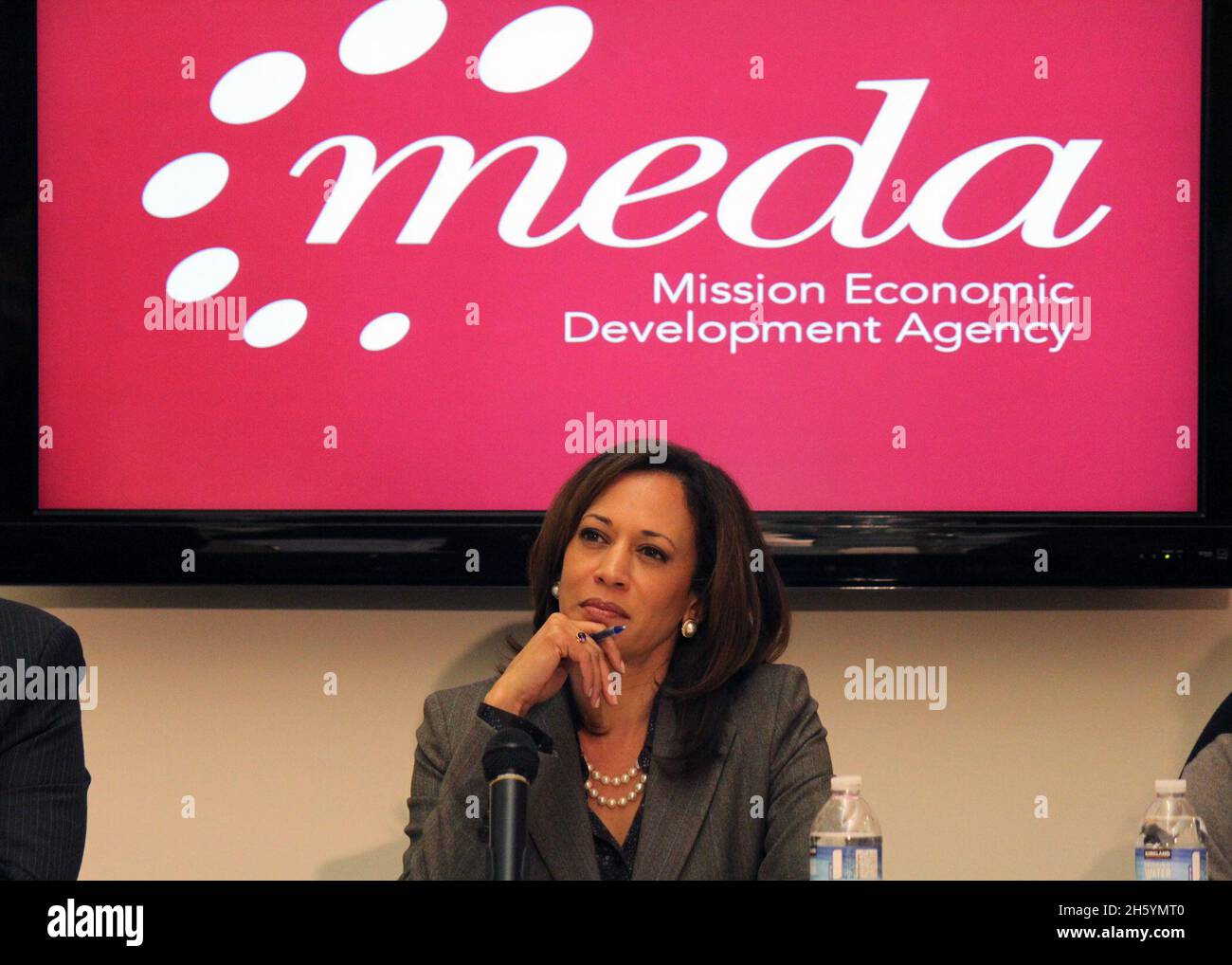 Le procureur général Kamala Harris rencontre les propriétaires de San Francisco devant être saisies à la Mission Economic Development Agency ca.21 novembre 2011 Banque D'Images