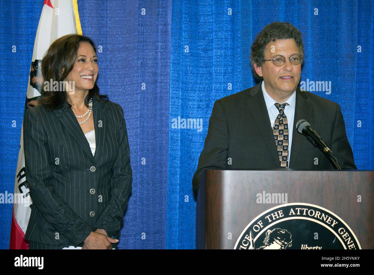 Le procureur général Kamala Harris poursuit les cabinets d'avocats qui se sont engagés dans une fraude hypothécaire de masse nationale de joint ca.17 août 2011 Banque D'Images