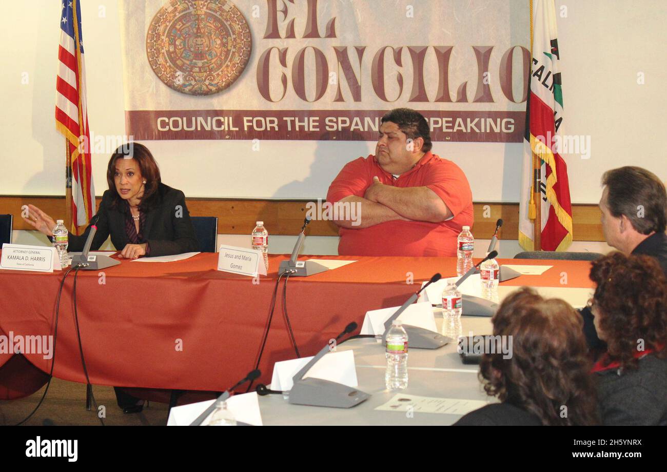 Les propriétaires ont assisté à une table ronde pour discuter de la crise de la fraude hypothécaire et partager leurs histoires avec le procureur général Kamala Harris ca.19 janvier 2012 Banque D'Images