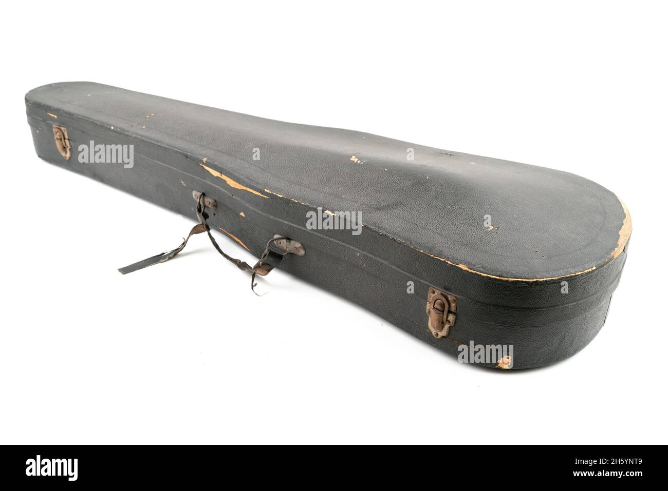 Photo studio détaillée d'une ancienne mallette noire rayée pour violon, isolée sur fond blanc.Concept pour les arts, la restauration, la réparation.Caisse ancienne endommagée de Banque D'Images