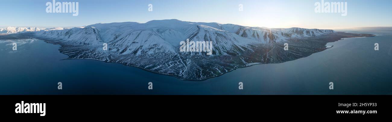 Panorama des montagnes côtières de la péninsule de Chukotski recouverte de neige.Par temps solaire. Banque D'Images