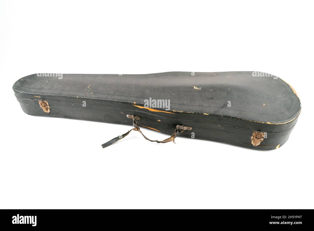 Photo studio détaillée d'une ancienne mallette noire rayée pour violon, isolée sur fond blanc.Concept pour les arts, la restauration, la réparation.Caisse ancienne endommagée de Banque D'Images