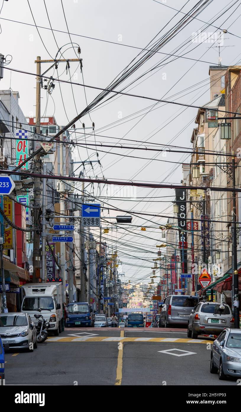 Busan, Corée du Sud - 24 mars 2016 : rue de la ville avec panneaux publicitaires et fils électriques dans l'air. Banque D'Images