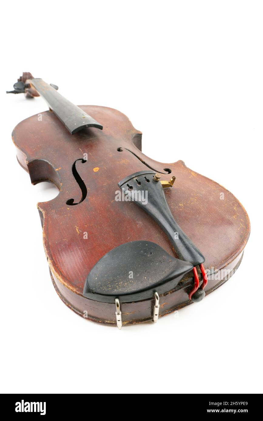 Grand studio de gros plan de violon vieux, cassé, recouvert de poussière, isolé sur fond blanc.Instrument de musique vintage endommagé.Concept de restauration Banque D'Images