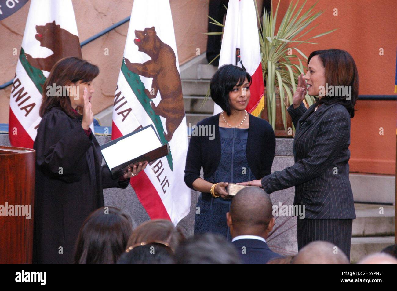 Le procureur général de la Californie, Kamala Harris, a prêté serment pour son deuxième mandat par le juge en chef de la Cour suprême de Californie, Tani Cantil-Sakauye, comme sa sœur Maya l'a regardé sur CA.6 janvier 2011 Banque D'Images