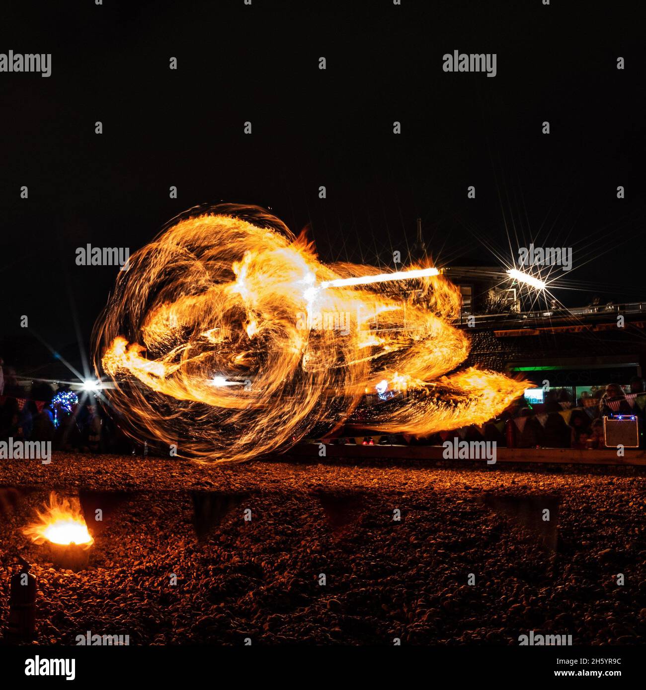 East Beach, Worthing, Royaume-Uni.5 novembre 2021.Des artistes de feu sur la plage de Worthing se produisent devant une foule avant le feu d'artifice principal Worthing Lions Fireworks..Photo de Julie Edwards./Alamy Live News Banque D'Images