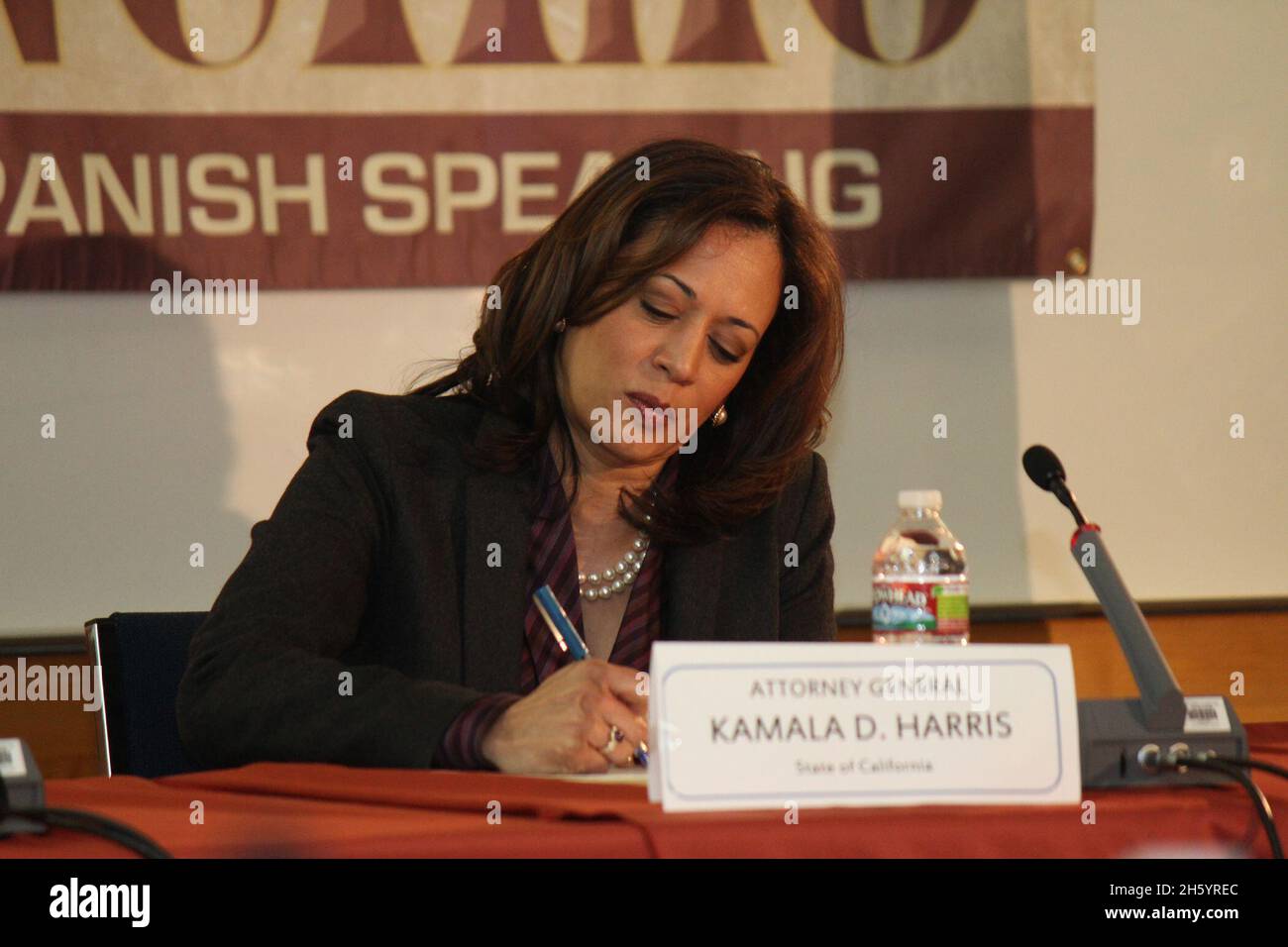 Les propriétaires ont assisté à une table ronde pour discuter de la crise de la fraude hypothécaire et partager leurs histoires avec le procureur général Kamala Harris ca.19 janvier 2012 Banque D'Images