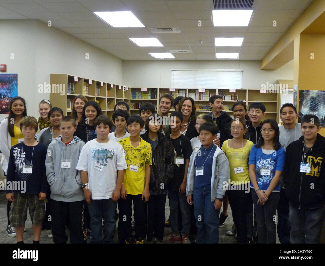 Le procureur général Kamala Harris visite la Peterson Middle School à Sunnyvale pour rencontrer des élèves et une équipe d'alphabétisation numérique ca.27 octobre 2010 Banque D'Images