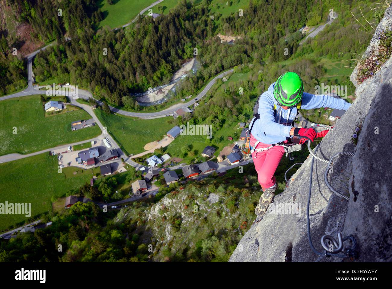 FRANCE, HAUTE SAVOIE ( 74 ), SAINT JEAN D'AULPS, LE TRÈS DIFFICULTE VIA FERRATA DU ROCHER DE LA CHAUX AU-DESSUS DU VILLAGE DE SAINT JEAN D'AULPS IN Banque D'Images