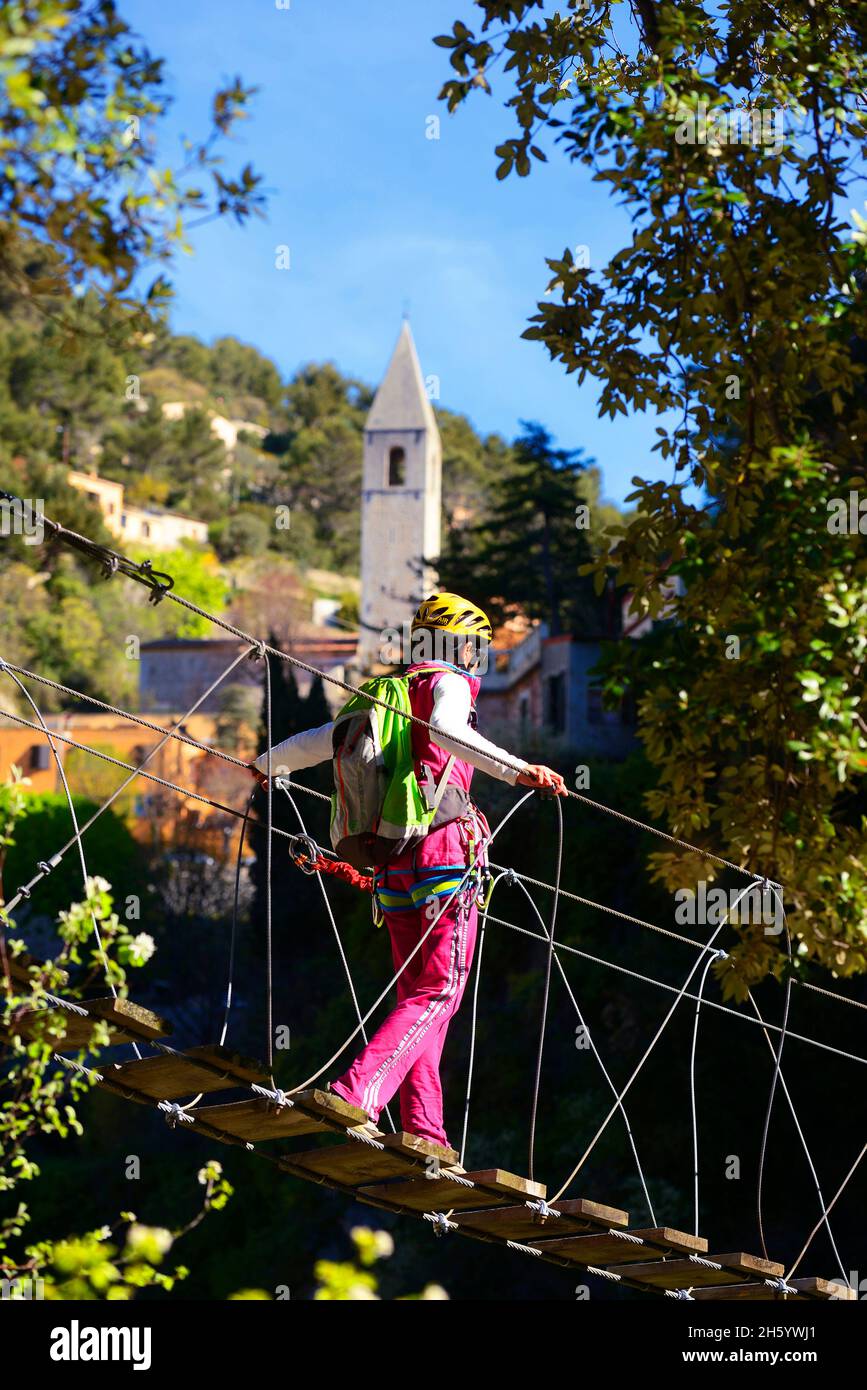 FRANCE, ALPES MARITIMES ( 06 ), LA PEILLE, DUR VIA FERRATA AU-DESSUS DU VILLAGE DE LA PEILLE PRÈS DE LA VILLE DE NICE, MR Banque D'Images