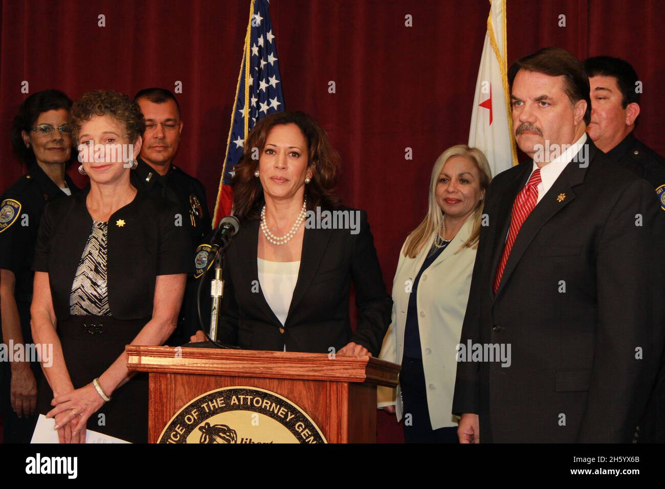 Le procureur général Harris convoque une réunion des forces de l'ordre côtières pour discuter des occasions de collaborer autour des défis auxquels font face les communautés de l'État ca.13 octobre 2011 Banque D'Images