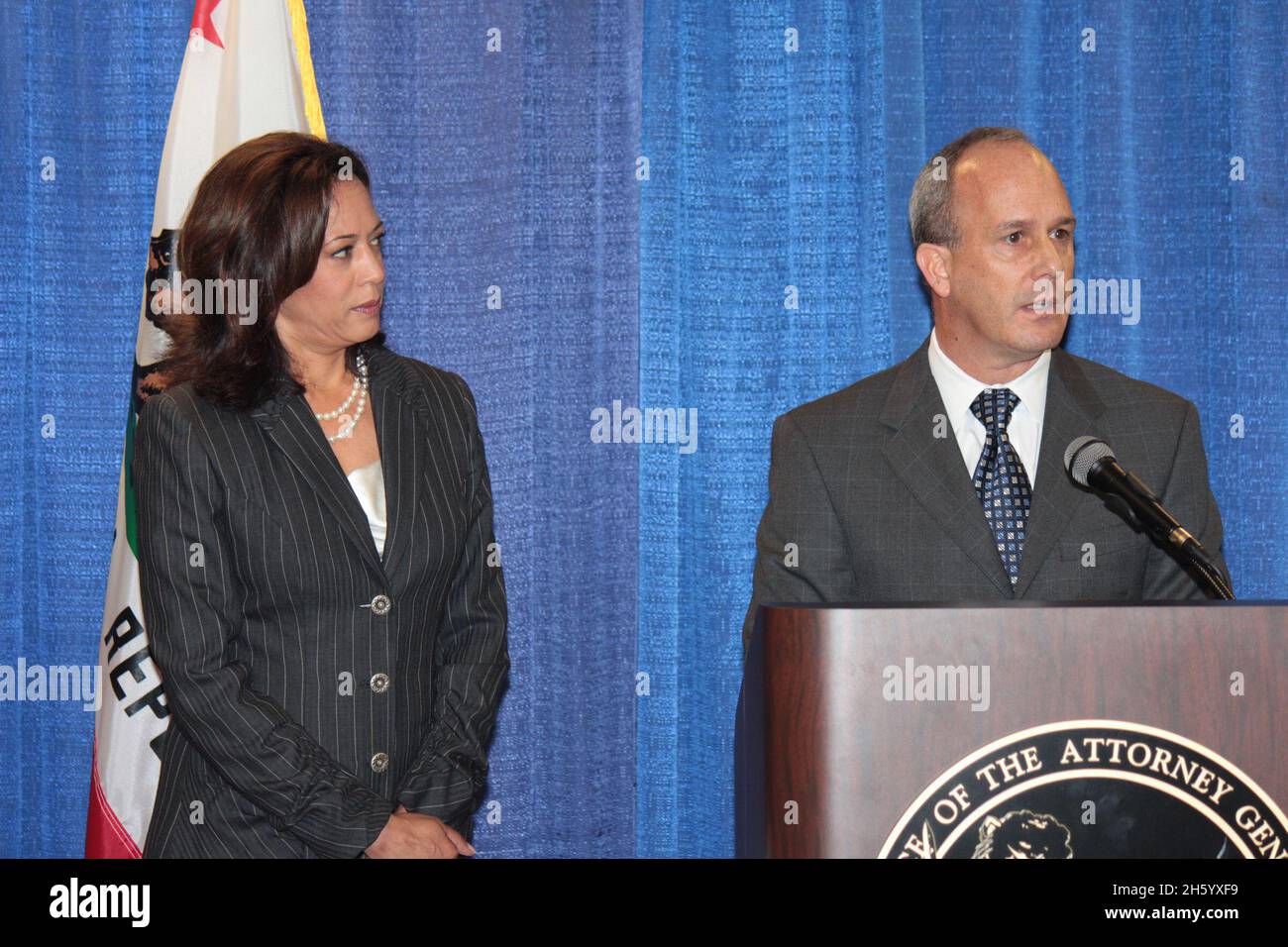 Le procureur général Kamala Harris poursuit les cabinets d'avocats qui se sont engagés dans une fraude hypothécaire nationale « menuisier de masse » ca.17 août 2011 Banque D'Images