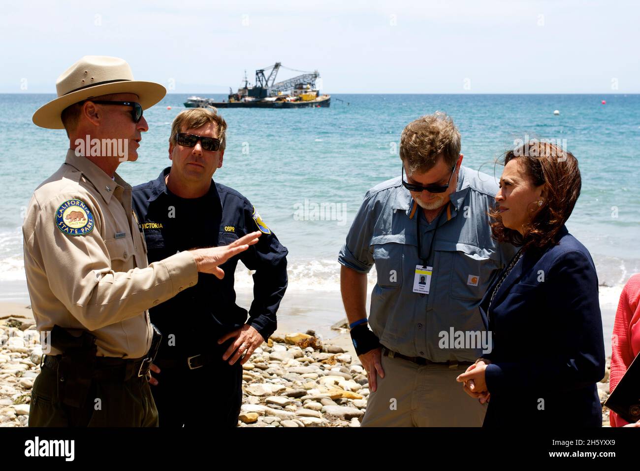 Le procureur général Kamala Harris visite les efforts de nettoyage à la plage d'État de Refugio et les environs touchés par le déversement de pétrole du 19 mai ca.4 juin 2015 Banque D'Images