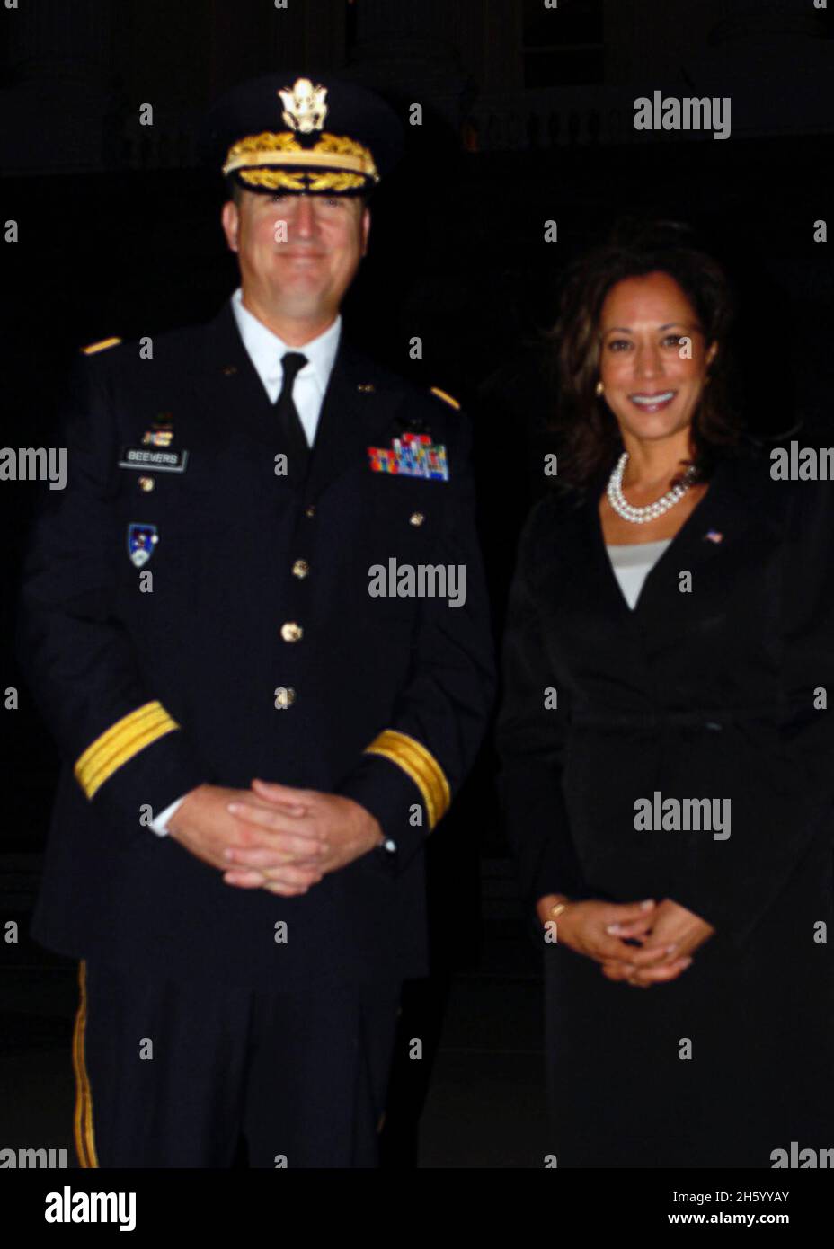 Le Brigadier général Matthew Beevers, adjudant général adjoint de la Californie, et Kamala Harris, procureur général de la Californie, posent pour une photographie après la cérémonie d'ouverture commémorant le 10e anniversaire du 9/11, qui s'est tenue au Capitole à Sacramento, le 11 septembre. Banque D'Images