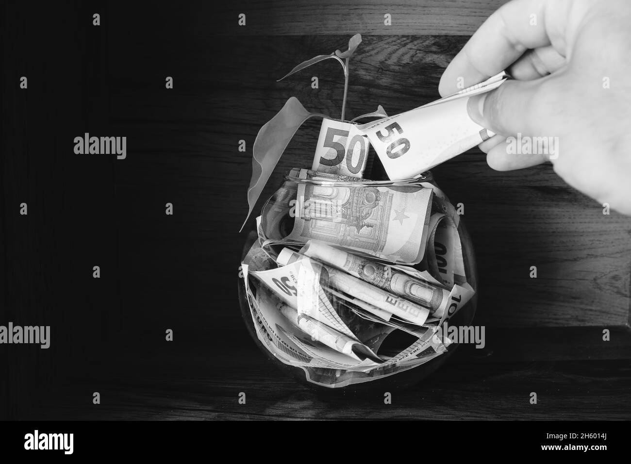 Poignées cinquante euros de papier note ajoute à l'économie bol.Placements en grande monnaie. Banque D'Images