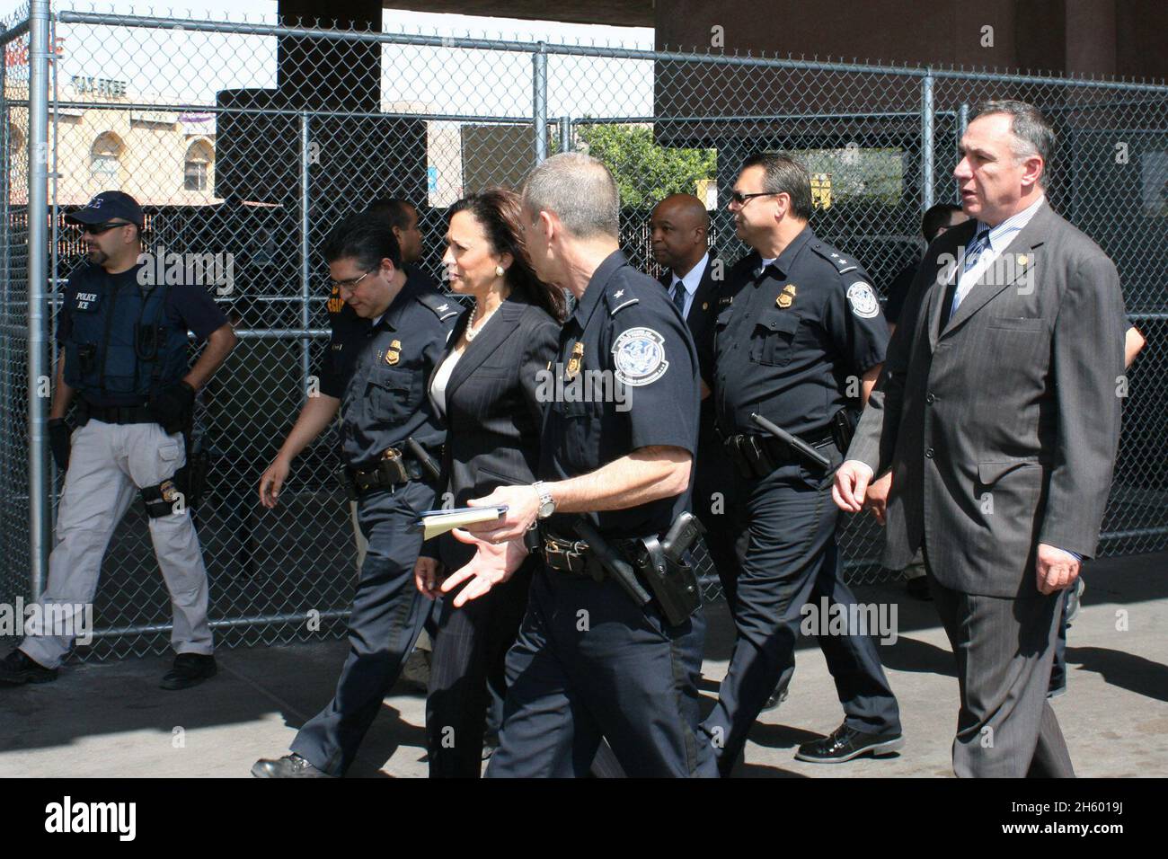 Le procureur général Kamala Harris se joint aux dirigeants des États pour se rendre à la frontière et discuter des stratégies de lutte contre la criminalité transnationale des gangs ca.24 mars 2011 Banque D'Images