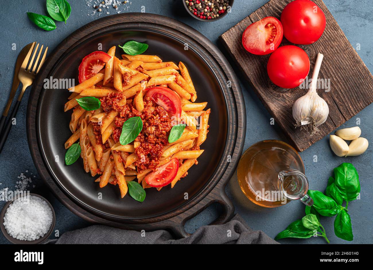 Pâtes avec sauce bolognaise et ingrédients sur fond de graphite.Vue de  dessus, gros plan Photo Stock - Alamy