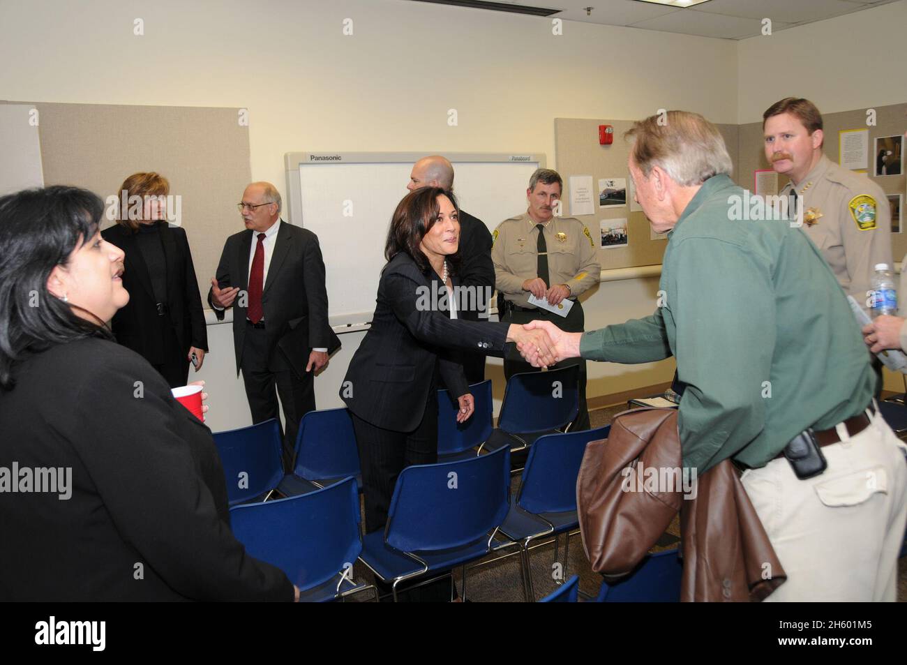 Le procureur général Kamala Harris visite un laboratoire de crime d'ADN à Fresno ca.25 février 2011 Banque D'Images