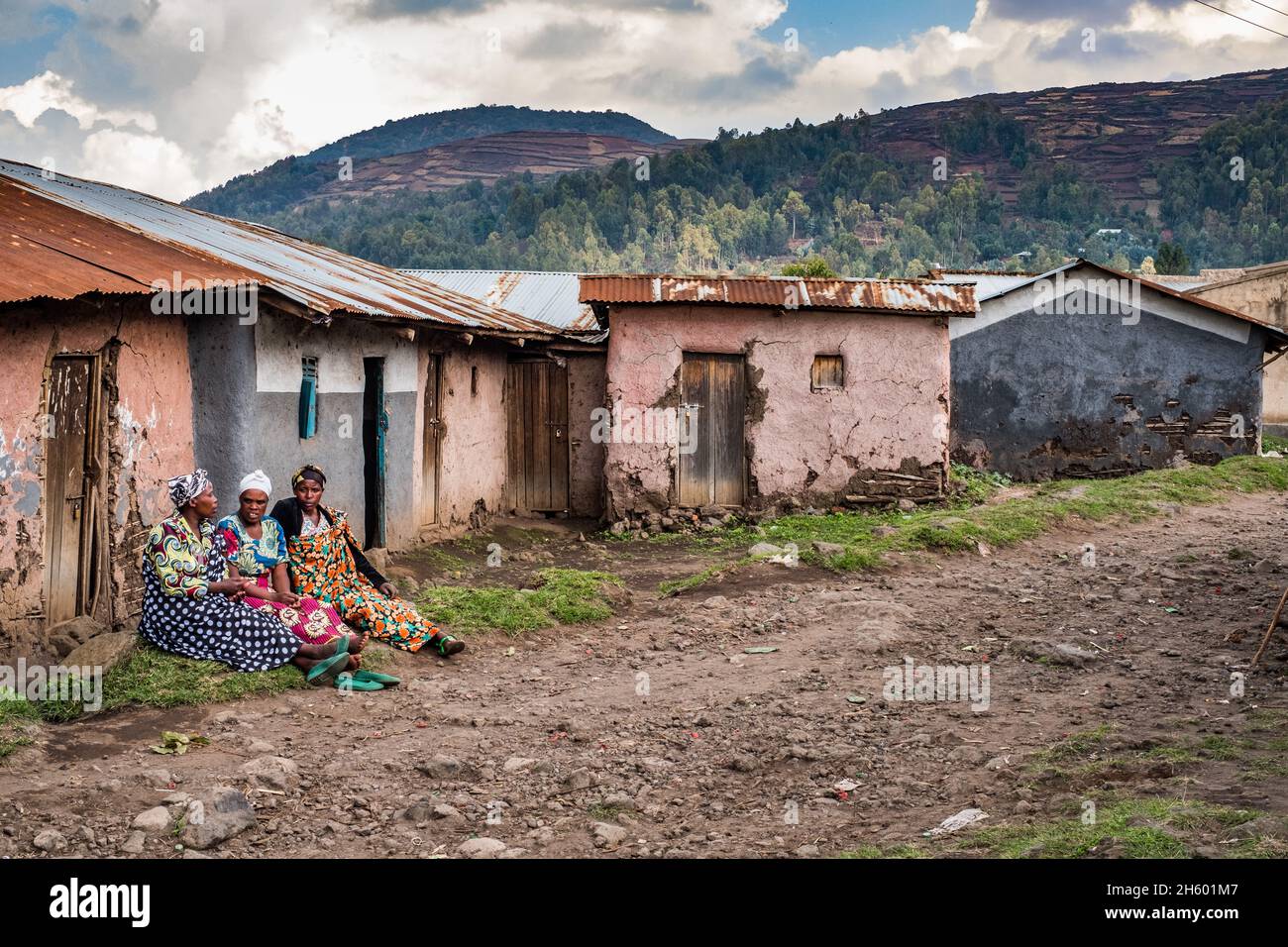 Septembre 2017.Scène de rue à Mwanjari.Près de Kisoro, en Ouganda, des femmes assises à gauche de l'image Banque D'Images
