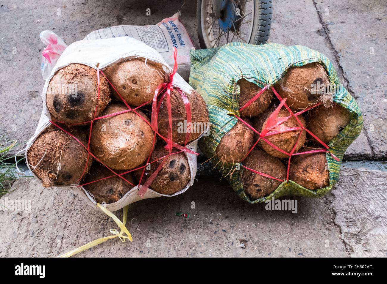 Juillet 2017.Les marchés locaux répondent aux besoins et aux désirs.La capacité d'acheter du riz, du poisson et d'autres produits est un facteur essentiel de la nécessité d'avoir de l'argent et du désir de participer à des projets d'entreprise.Puerto Princesa, Palawan, Philippines. Banque D'Images