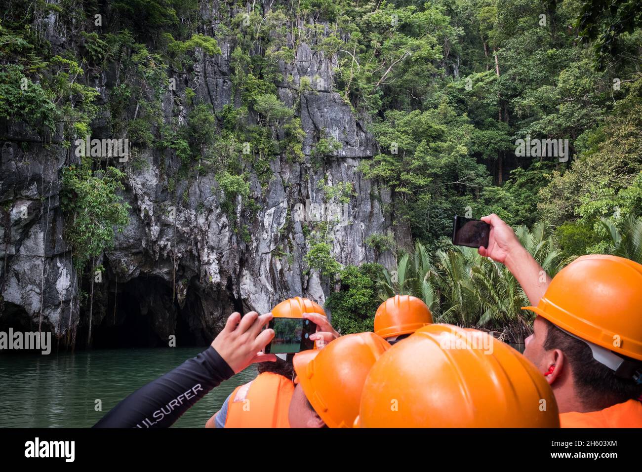 Juillet 2017.L'écotourisme à la rivière souterraine, une grotte côtière avec des kilomètres d'eau navigable et qui est reconnue comme l'une des sept merveilles naturelles du monde, fournit une alternative économique aux moyens de subsistance traditionnels de la forêt.Plage de Sabong, Puerto Princesa, Palawan, Philippines. Banque D'Images