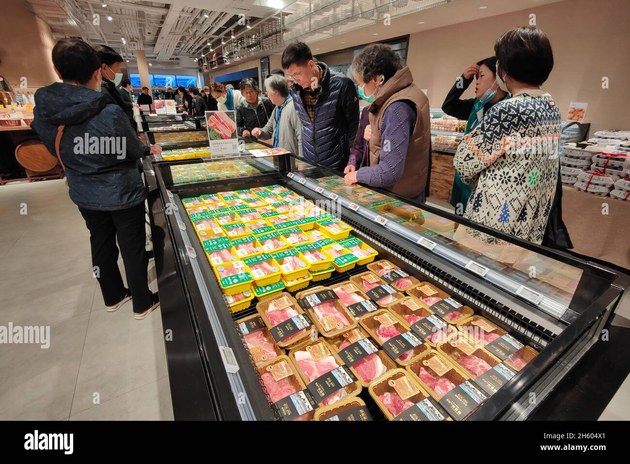 Shanghai, Chine.12 novembre 2021.SHANGHAI, CHINE - le 12 NOVEMBRE 2021 - Muji ouvre son premier magasin de produits frais en Chine en collaboration avec JD.com à Shanghai, Chine, le 12 novembre 2021.Il se compose de deux grands magasins et supermarchés, par un magasin MUJI conception et opérations, les supermarchés fournissent la conception pour MUJI, jingdong sept groupe de supermarchés frais, opère, est en ligne, tous les canaux, l'exploitation de l'ensemble de la scène intégration supermarché «diet», non seulement pour fournir de la nourriture pour les consommateurs,fournir également une « solution gastronomique » plus complète et plus excellente.(Photo de Wang Gang / Costfoto/S. Banque D'Images