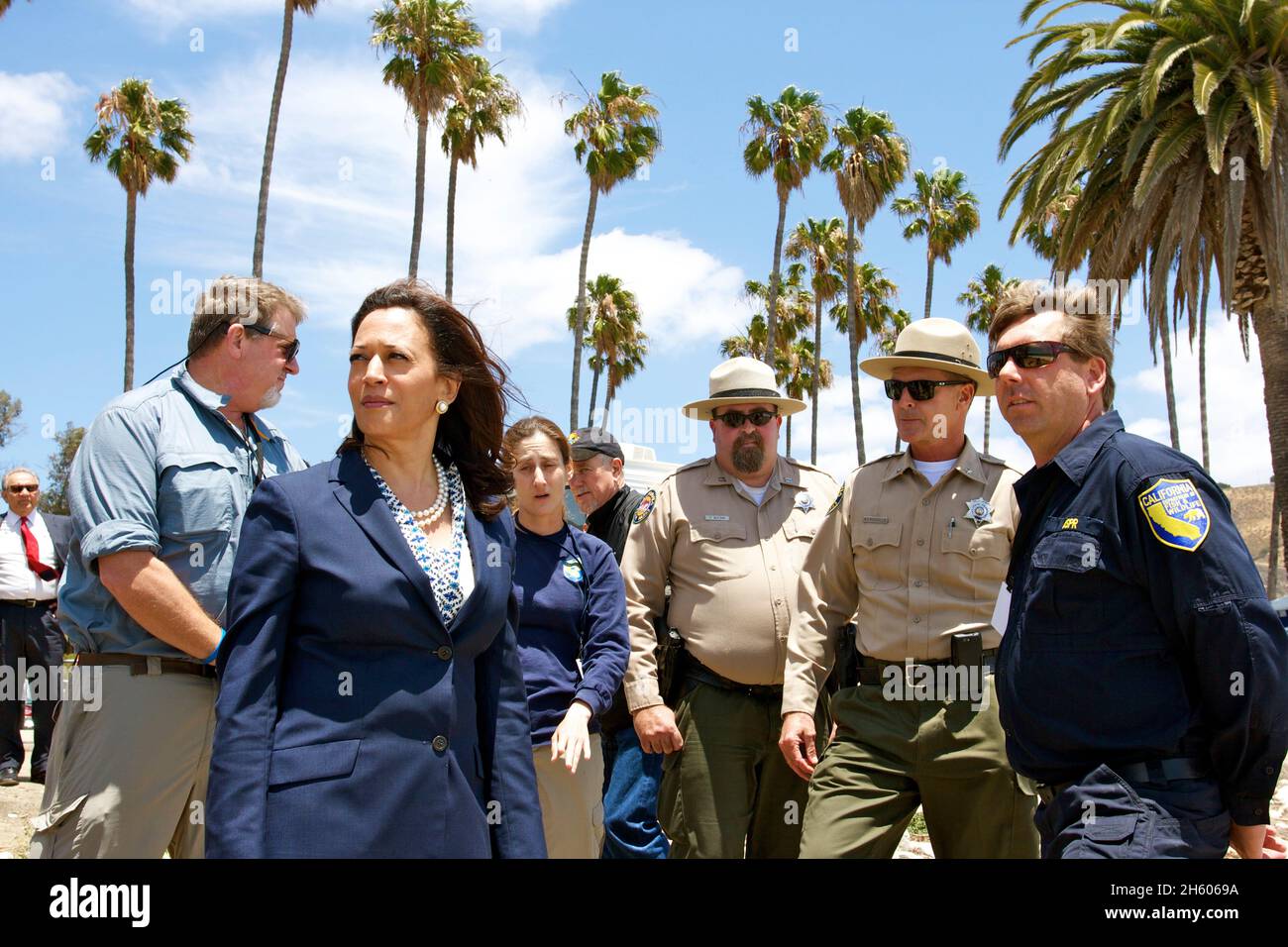 Le procureur général Kamala Harris visite les efforts de nettoyage de la plage d'État de Refugio et des environs touchés par le déversement d'hydrocarbures du 19 mai.4 juin 2015 Banque D'Images