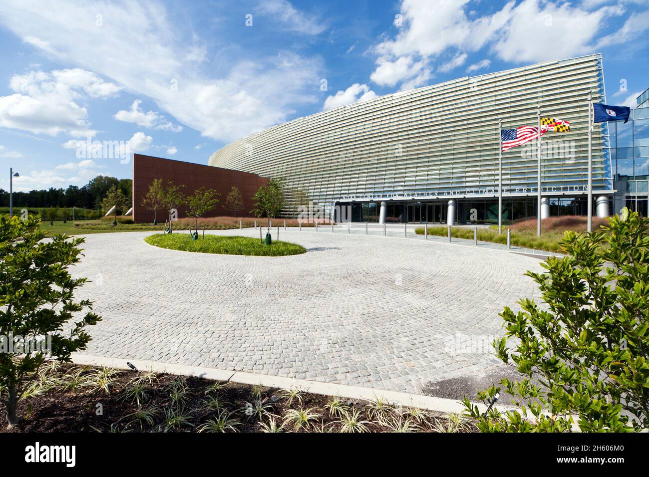 Ceci une image de la partie avant gauche du bâtiment du Centre national de prévision météorologique et climatique à College Park, MD ca.27 août 2012 Banque D'Images