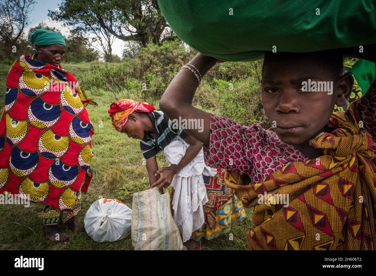 Septembre 2017.Les Pygmées Batwa ont été expulsées de leurs terres dans la forêt au début des années 1990, lorsque le parc national de Mghinga Gorilla a été établi, les laissant sans terre et pauvres dans une société qui les considérait comme une classe inférieure.Aujourd'hui, certains d'entre eux essaient de faire la rencontre des extrémités en organisant des promenades sur les sentiers; des visites culturelles qui incluent des exemples de l'endroit et de la façon dont ils utilisent pour vivre dans la forêt, ainsi que du chant, de la danse et de l'artisanat pour la vente.Parc national de Mgahinga Gorilla, Ouganda.. Banque D'Images