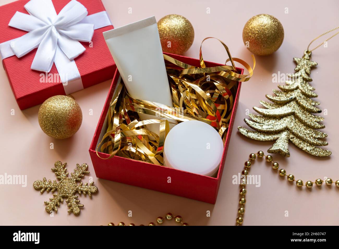 Cadeau de Noël avec produits cosmétiques de beauté et décoration dans une  boîte-cadeau reda.Concept de vacances.Emballage sans marque pour votre  conception Photo Stock - Alamy