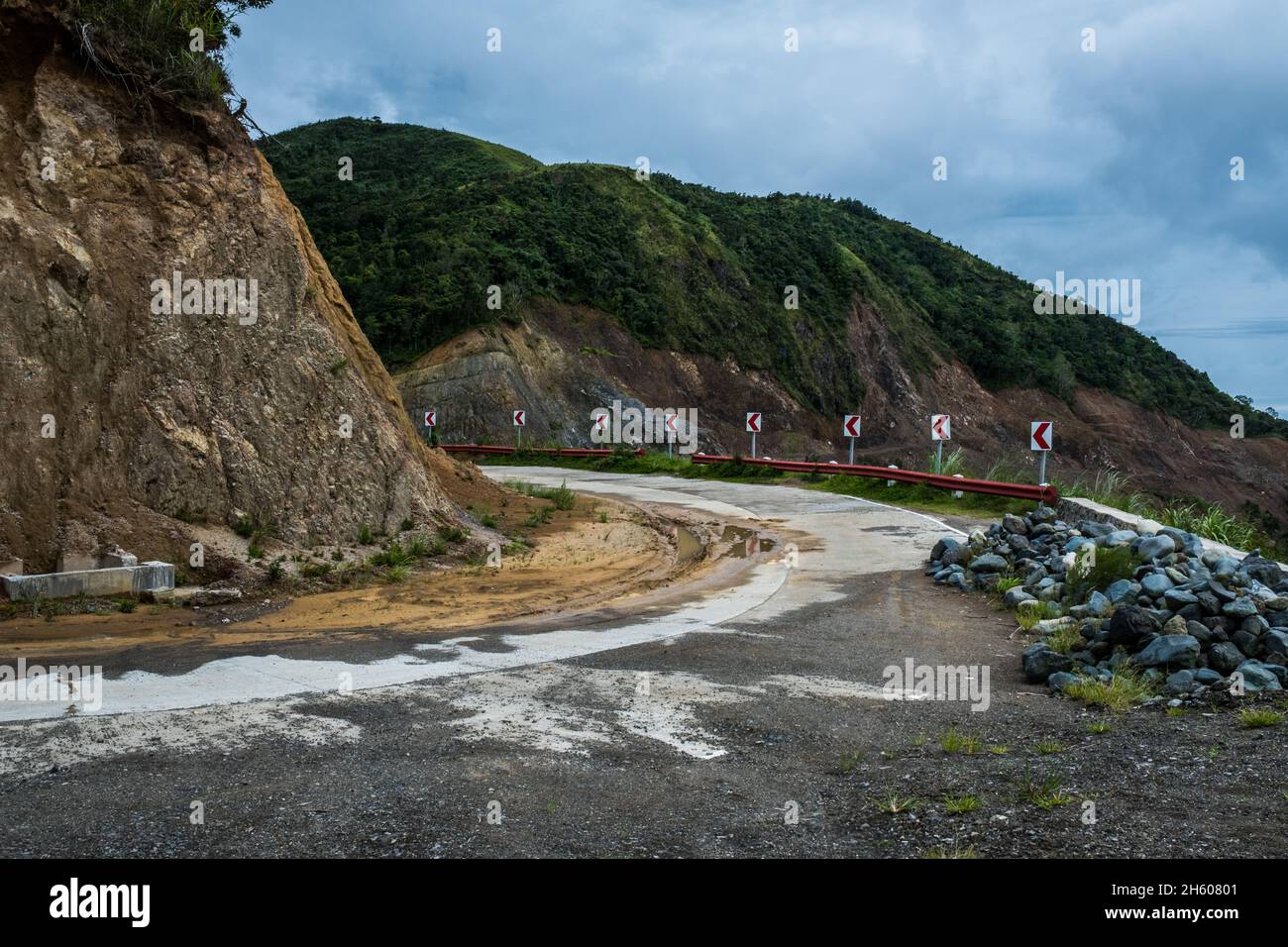 Juillet 2017.Une route sinueuse est pavée juste au-dessus de Malico, mais se tourne vers la saleté peu après.Le Fonds pour l'éducation de Kalahan (KEF) s'est opposé à la route, craignant qu'elle n'apporte le développement des "bas-landers" et un impact supplémentaire sur les forêts environnantes.Malico, Nueva Vizcaya, Philippines. Banque D'Images
