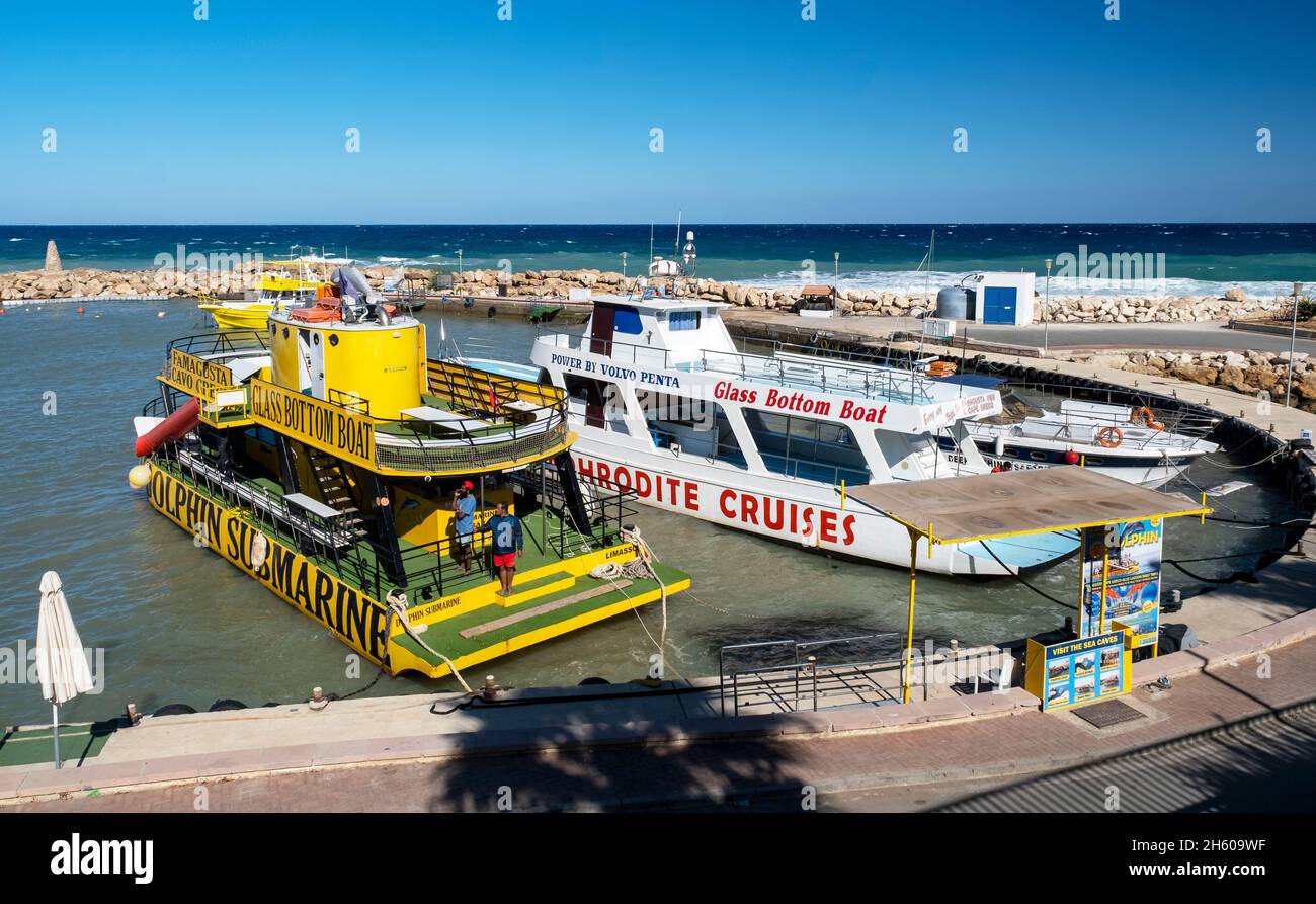 Des bateaux de croisière amarrés dans le port de Pernera pendant une tempête, Protarus, Chypre. Banque D'Images