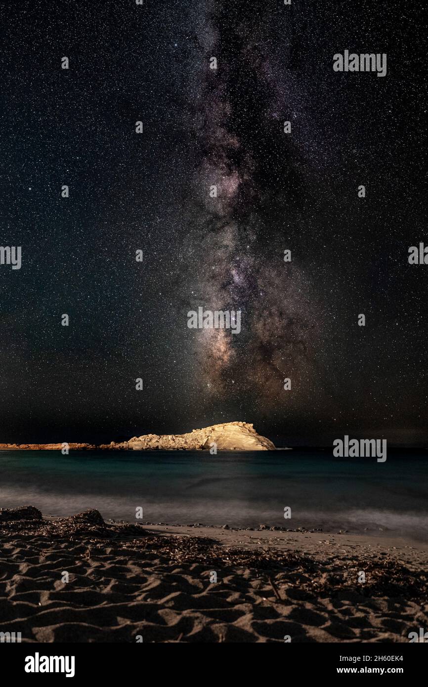 milky way sur une nuit claire au-dessus de la mer méditerranée Banque D'Images