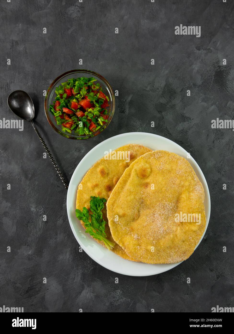 Pain plat de maïs fait maison avec sauce tomate aux légumes cilantro.Tortillas mexicaines faites main salade de légumes traditionnelle indienne Banque D'Images