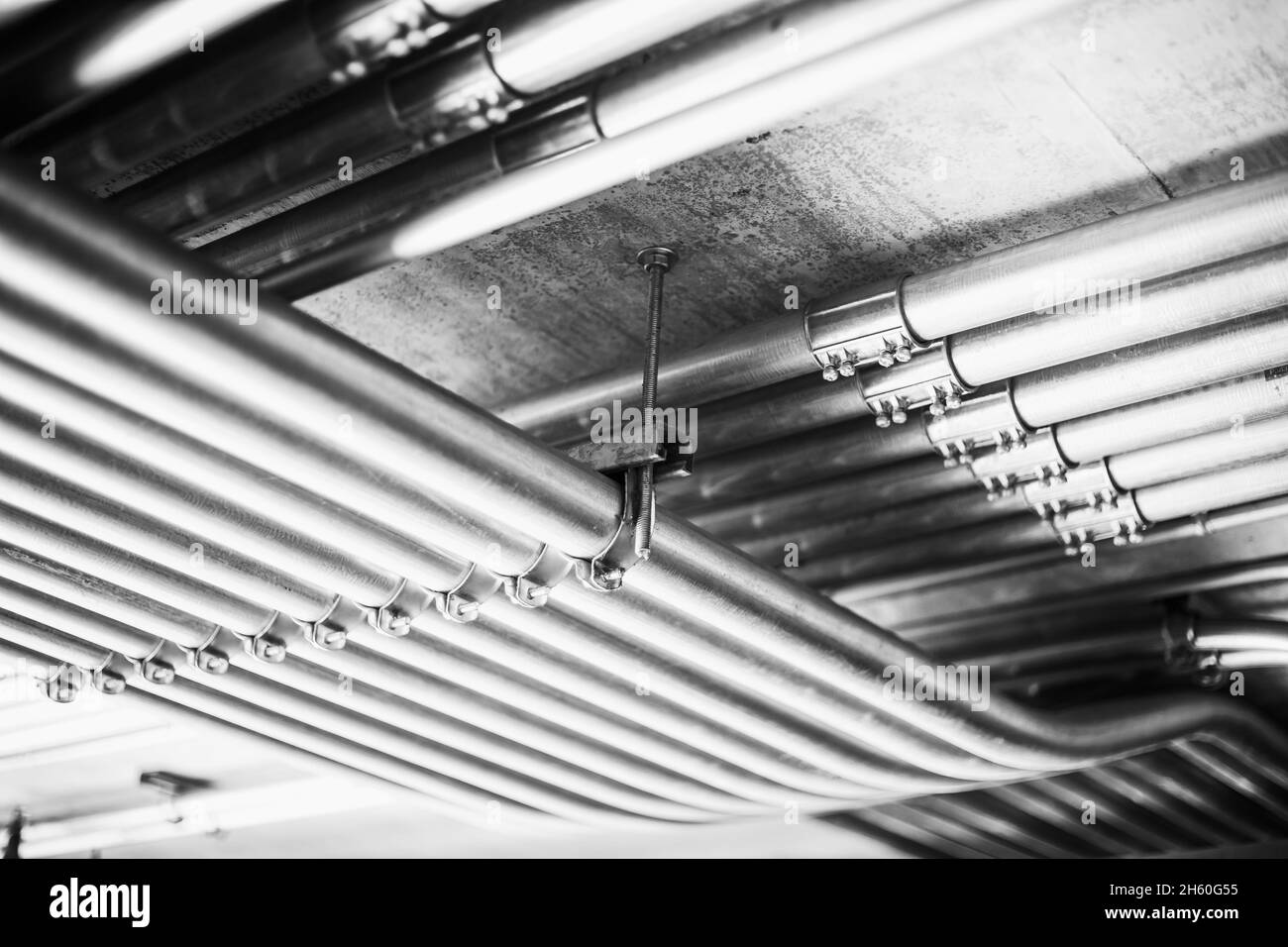 conduites d'eau en acier géré par l'industrie tuyauterie d'eau en métal système d'arrosage conception de tuyaux à l'intérieur du bâtiment. Banque D'Images