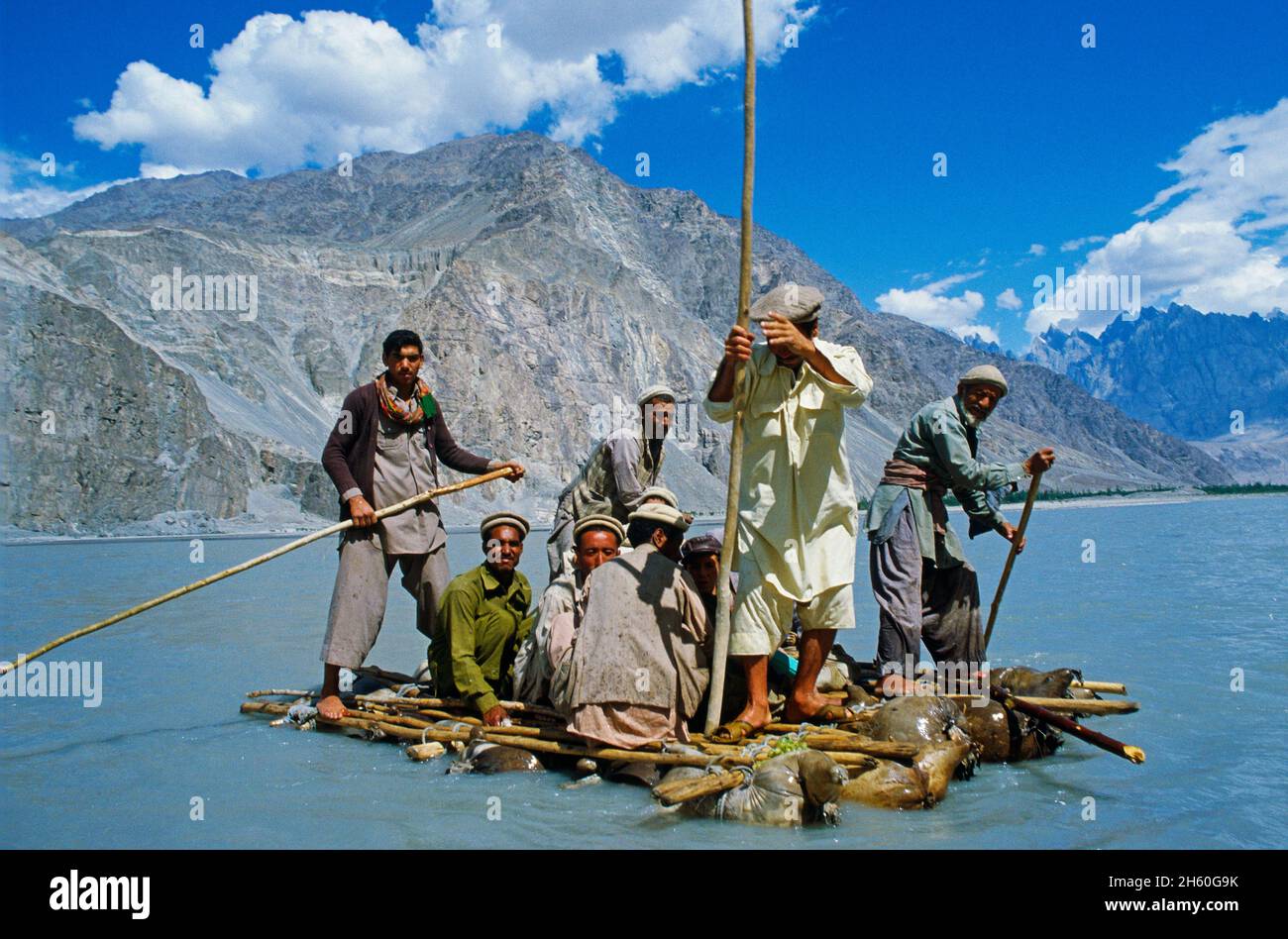 Pakistan, Baltistan, nord du Pakistan, région de Khoplu, radeau sur le fleuve Shyok (Indus affluent) Banque D'Images