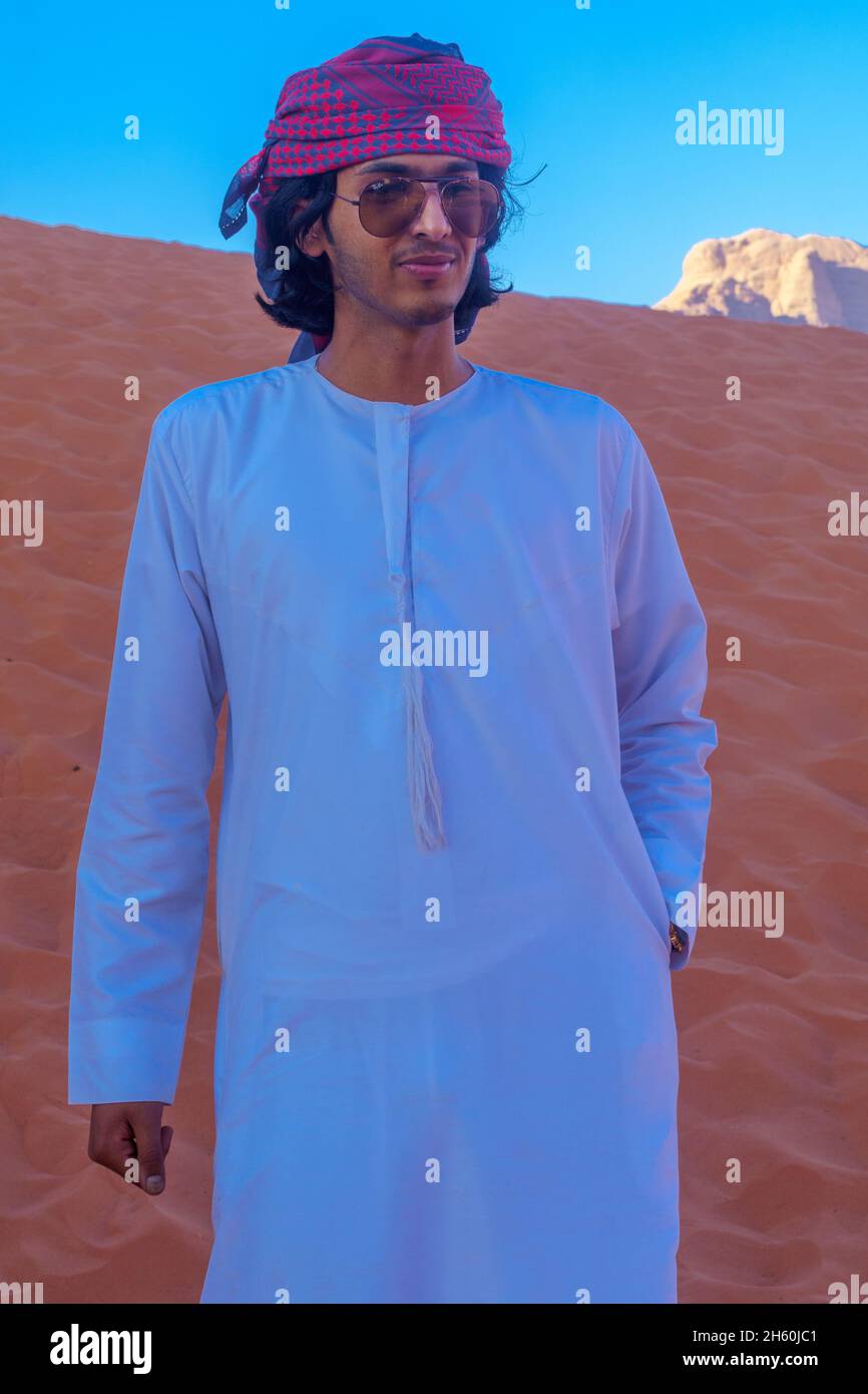 Wadi Rum, Jordanie - 21 octobre 2021 : Portrait d'un jeune bédouin, à Wadi Rum, parc désertique du sud de la Jordanie Banque D'Images