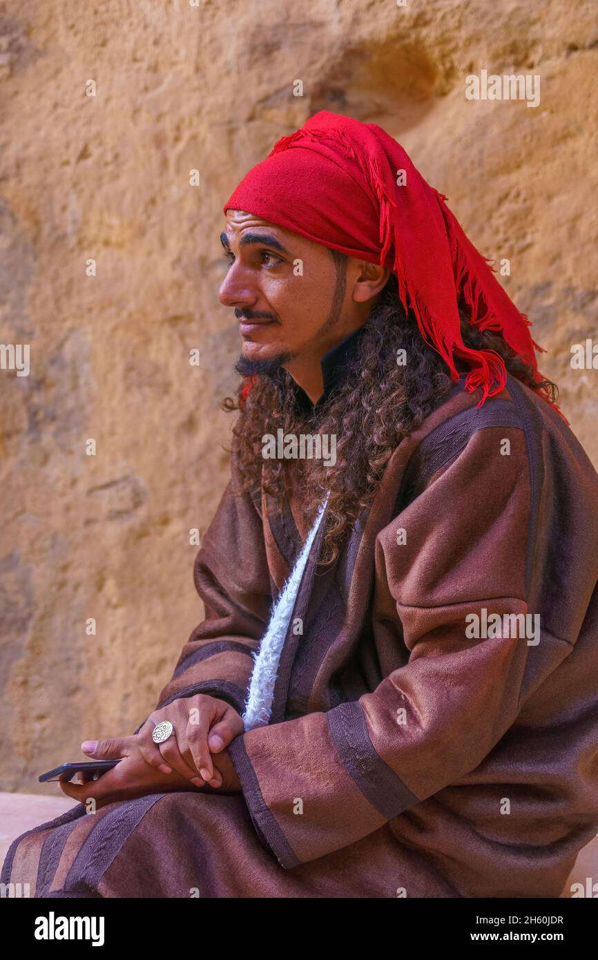 Petra, Jordanie - 23 octobre 2021 : Portrait d'un bédouin local, dans l'ancienne ville nabatéenne de Petra, au sud de la Jordanie Banque D'Images