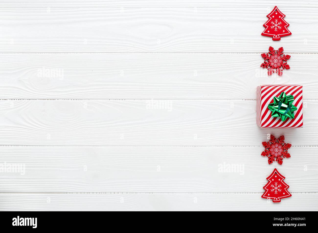 Carte de vœux de Noël au design minimaliste.Fond nouvel an avec décorations.Cadeau dans un emballage festif.Placer pour le texte.Modèle avec espace de copie Banque D'Images