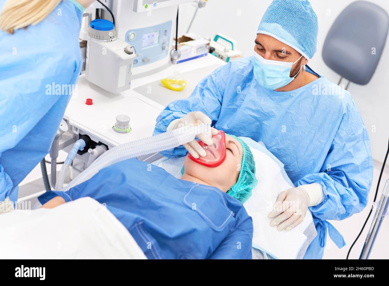 Anesthésiste et patient pendant une opération avec anesthésie générale en chirurgie d'urgence Banque D'Images