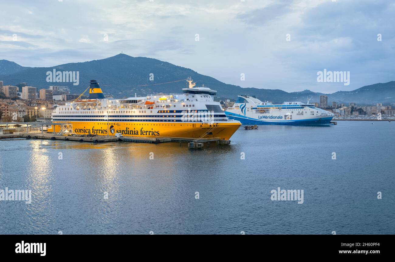 Corsica Sardinia Ferry et la Meridionale Ferry, Ajaccio, Corse France Banque D'Images