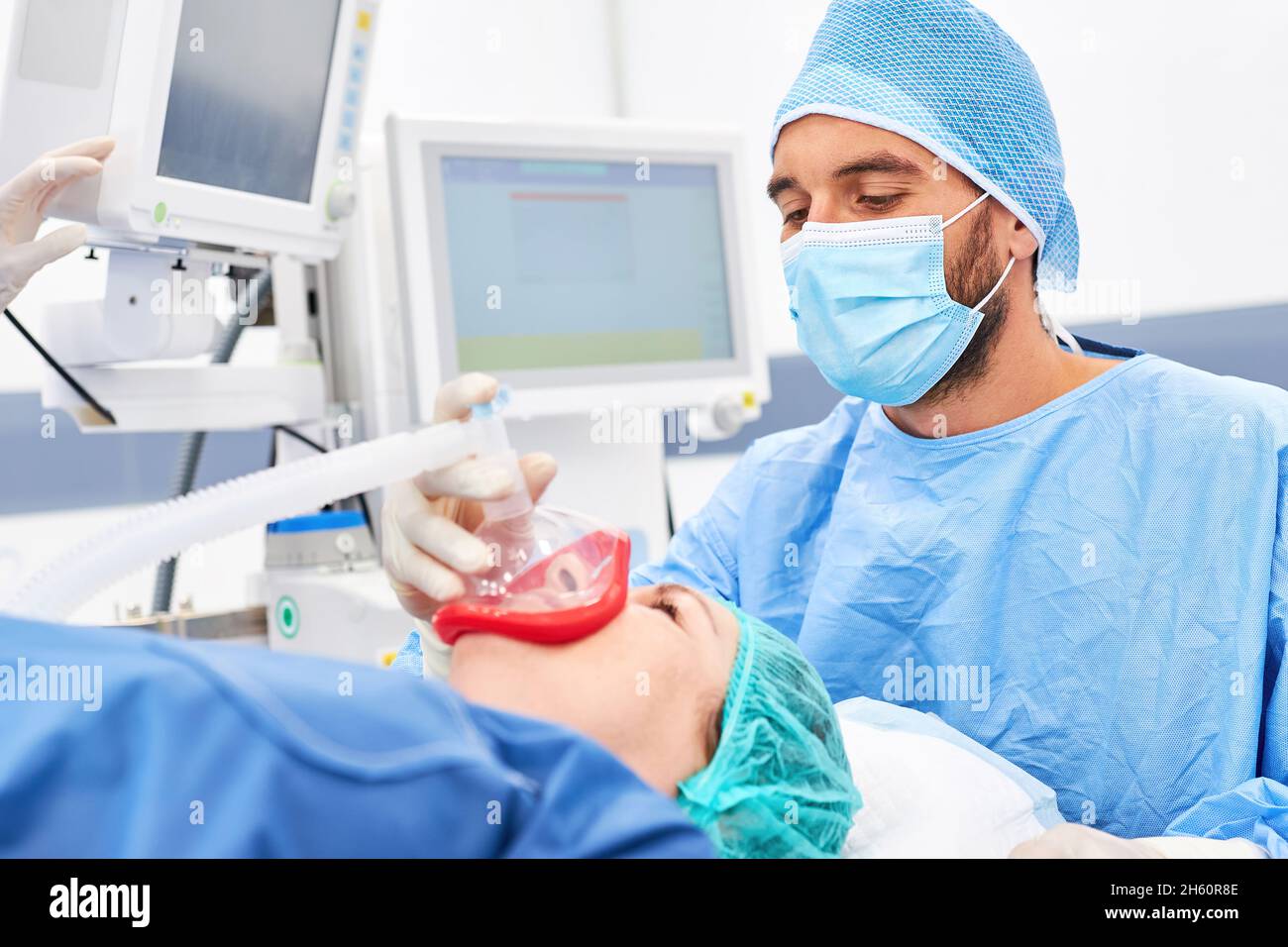 L'anesthésiste donne au patient un traitement d'anesthésie générale avant la chirurgie Banque D'Images