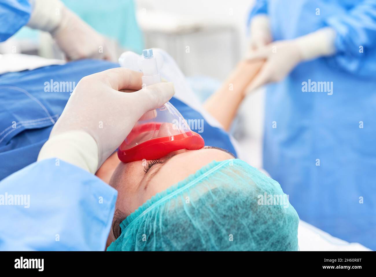 Un patient d'urgence est anesthésié et ventilé lors de la chirurgie de traumatologie Banque D'Images