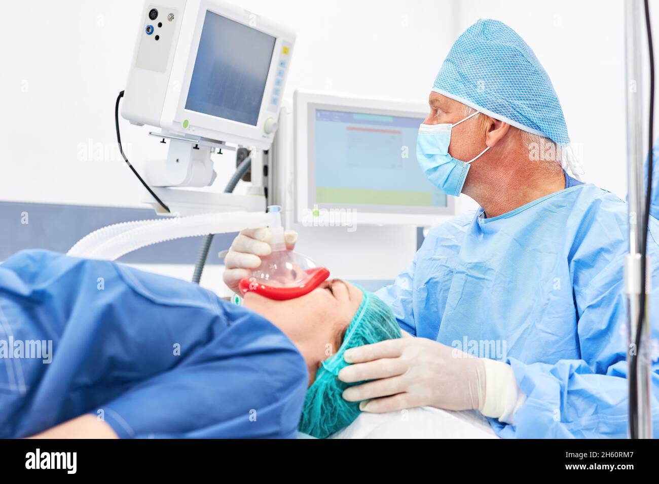 L'anesthésiste donne au patient un anesthésique avant l'opération et surveille l'anesthésie sur le moniteur Banque D'Images