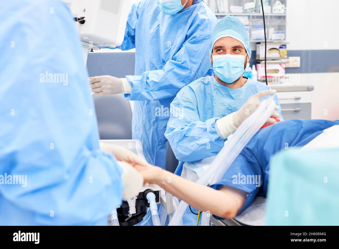 L'anesthésiste et l'équipe de chirurgie prennent soin du patient pendant l'anesthésie avant l'opération Banque D'Images