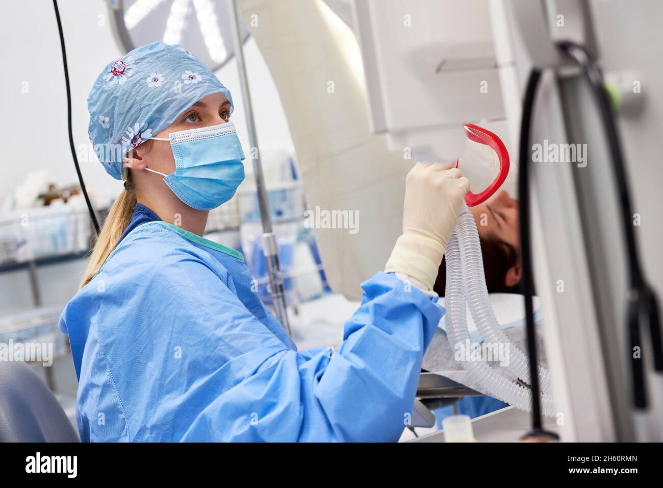 L'anesthésiste ou l'infirmière vérifie le moniteur du ventilateur du patient pendant l'intervention chirurgicale Banque D'Images
