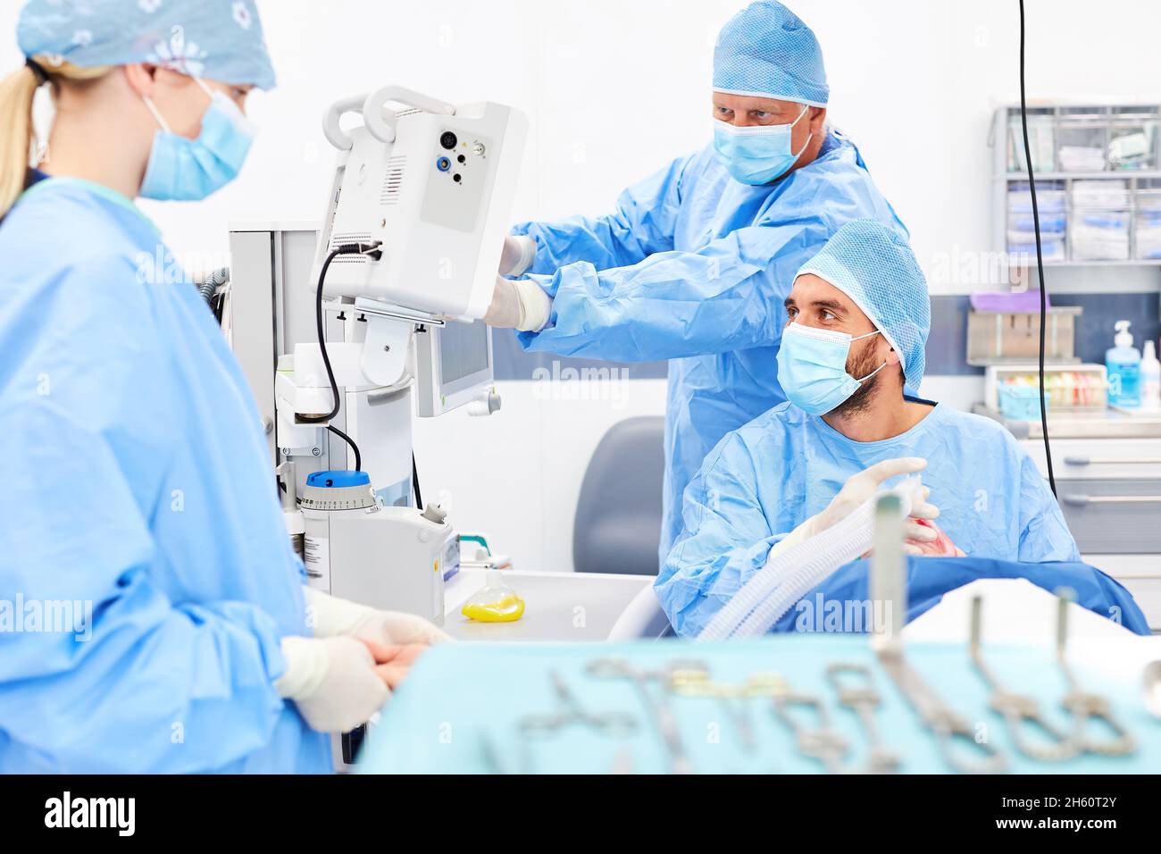 L'anesthésiste et le chirurgien surveillent le patient sur le moniteur avant l'opération Banque D'Images