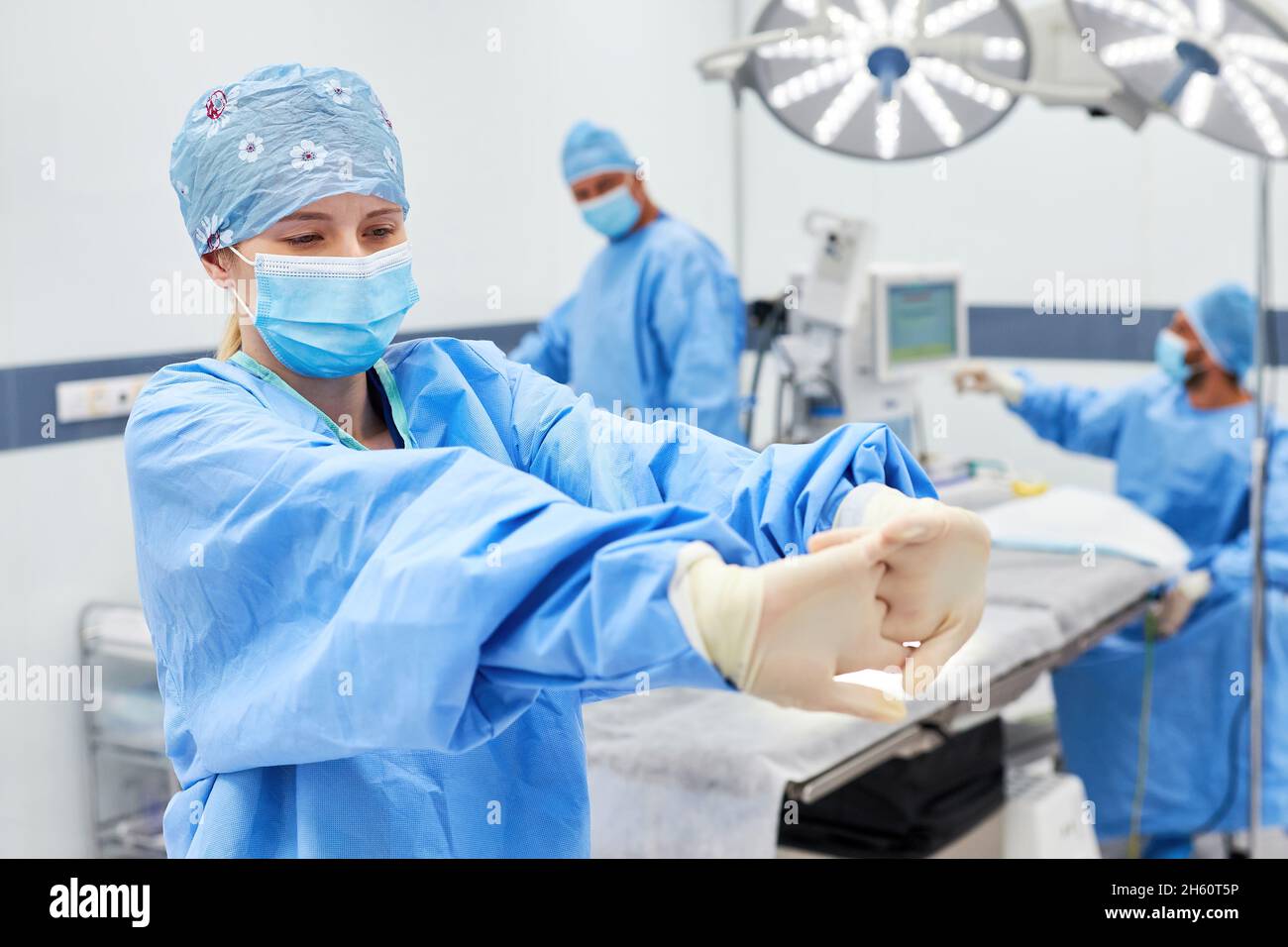 Le soignant ou le médecin étire les bras et les mains après une opération fatigante Banque D'Images