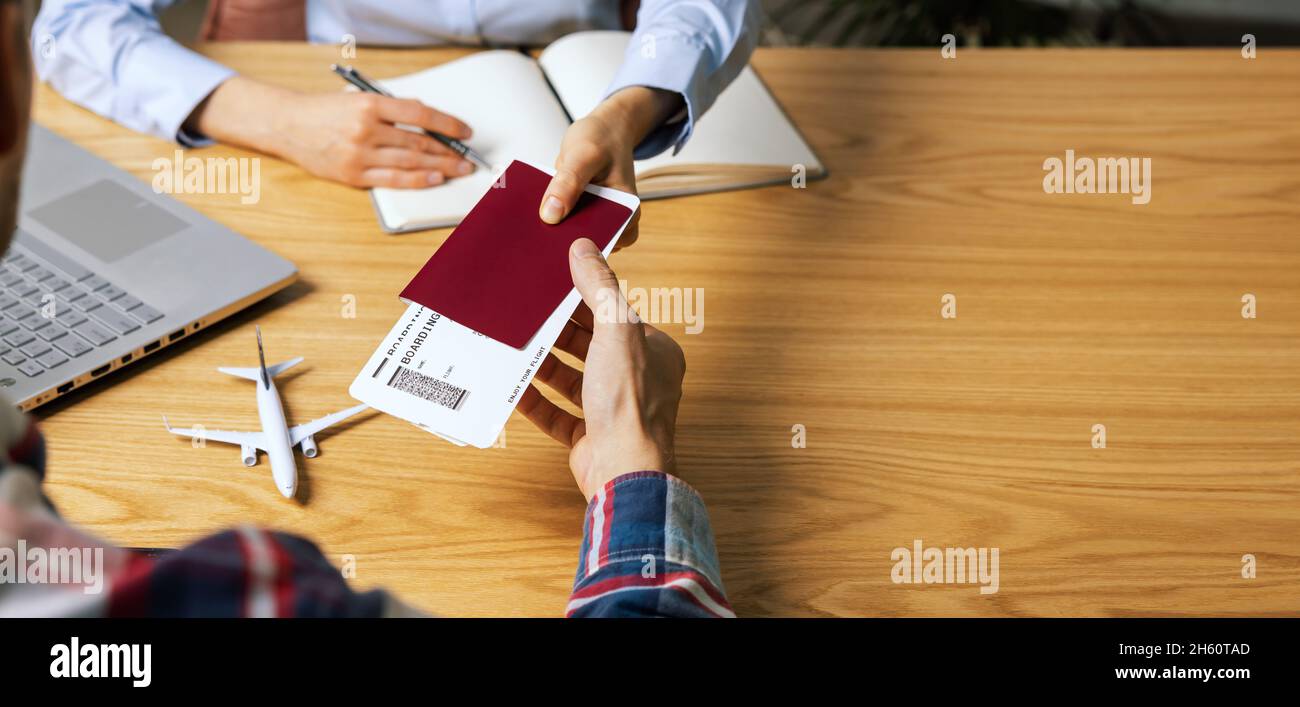 client achetant des billets d'avion dans l'agence de voyage pour son prochain voyage Banque D'Images